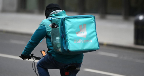 Un livreur Deliveroo à Londres, le 26 mars. — © AFP /DANIEL LEAL-OLIVAS