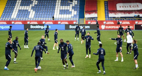 Les joueurs de l'équipe de France s'entraînent sous le regard du sélectionneur Didier Deschamps (d), le 30 mars 2021 à Sarejevo, à la veille de leur match de qualifications pour le Mondial-2022 contre la Bosnie-Herzégovine afp.com - FRANCK FIFE