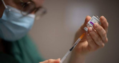 Une pharmacienne prépare une dose du vaccin AstraZeneca à Savenay, en Loire-Atlantique. AFP / Loic Venance 