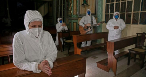 Des soignants célèbrent Pâques et prient pour les malades du Covid-19, dans la chapelle d'un hôpital de Belem (Brésil), le 4 avril 2021. afp.com - TARSO SARRAF