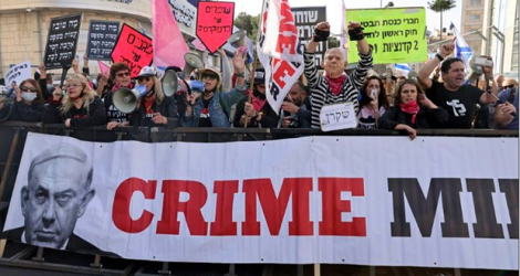Des manifestants anti-Netanyahu devant le tribunal de district de Jérusalem, avant l'audience du Premier ministre, le 5 avril 2021. afp.com - Menahem KAHANA