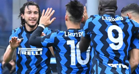 La joie du défenseur de l'Inter Milan, Matteo Darmian (g), félicité par ses coéquipiers, après avoir ouvert le score à domicile contre Cagliari, lors de leur match de Série A, le 11 avril 2021 au stade San Siro Alberto PIZZOLI AFP