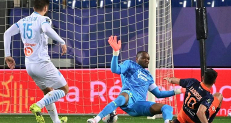 L'attaquant montpelliérain Gaëtan Laborde bat de près le portier de Marseille Steve Mandanda lors du match entre les deux équipes à La Mosson, le 10 avril 2021 afp.com - Pascal GUYOT