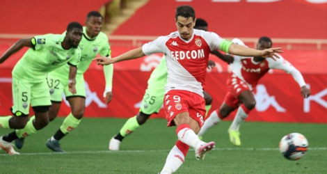 L'attaquant monégasque Wissam Ben Yedder marque le 3e but sur pénalty face à Dijon, lors de leur match de L1, le 11 avril 2021 au stade Louis II. afp.com - Valery HACHE