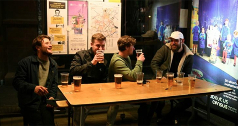un groupe d'amis autour d'un dernier verre à un arrêt de bus à Manchester, Grande-Bretagne, le 12 avril 2021 afp.com - Oli SCARFF