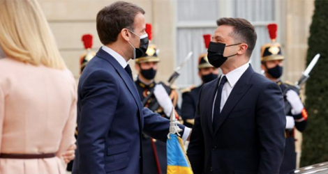 Emmanuel Macron salue le président ukrainien Volodymyr Zelensky à son arrivée à l'Élysée à Paris, le 16 avril 2021. afp.com - Thomas SAMSON