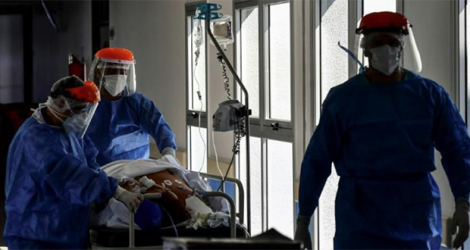 Personnel de santé autour d'un malade atteint du Covid-19 à l'hôpital El Cruce, à Florencio Varela, dans la banlieue de Buenos Aires, le 13 avril 2021. afp.com - RONALDO SCHEMIDT