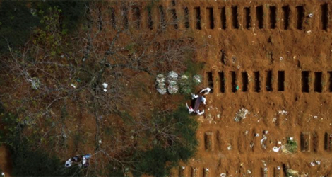 Vue aérienne de la mise en terre d'un cercueil au cimetière de Vila Formosa à Sao Paulo, au Brésil, le 14 avril 2021. afp.com - Miguel SCHINCARIOL