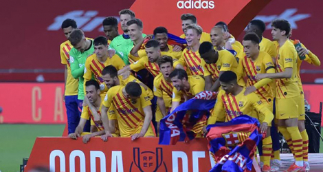 Les joueurs de Barcelone fêtent leur victoire en finale de la Coupe du Roi contre l'Athletic Bilbao, à Séville.