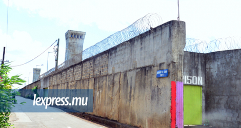 Multazaam Sadulla a été transféré de la cellule policière à la New Wing Prison de Beau-Bassin.
