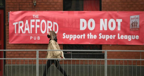 Une banderole anti-Super Ligue est affichée devant un pub proche d'Old Trafford, le stade de Manchester United, le 21 avril 2021. afp.com - Oli SCARFF
