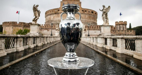 Le trophée UEFA de l'Euro 2020 exposé sur le Pont Saint-Ange de Rome, le 20 avril 2021. afp.com - Fabio FRUSTACI