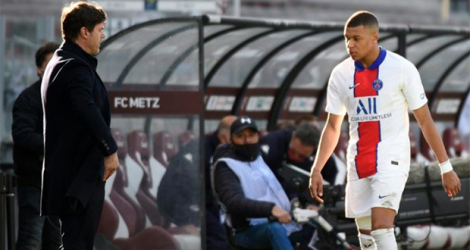 L'attaquant du PSG Kylian Mbappé et son entraîneur Mauricio Pochettino, lors du match contre Metz, le 24 avril 2021 à Saint-Symphorien. afp.com - JEAN-CHRISTOPHE VERHAEGEN