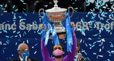L'Espagnol Rafael Nadal brandit le trophée du tournoi de Barcelone après sa victoire en finale face au Grec Stefanos Tsitsipas, le 25 avril 2021. afp.com - Josep LAGO