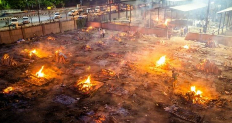 Les corps de victimes du Covid-19 brûlent dans un crématorium à New Delhi, le 26 avril 2021  afp.com - Jewel SAMAD