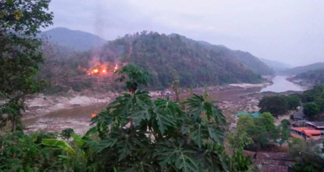 Photo diffusée le 27 avril 2021 par Kawthoolet Today montrant un incendie dans une base militaire située dans l'Etat Karen après une attaque de la faction rebelle KNU. afp.com - Handout