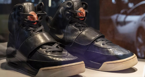 Une paire de baskets Nike Air Yeezy 1 portée par le rappeur Kanye West vendue à une plateforme d'investissement spécialisée pour 1,8 million de dollars, avril 2021. (MIGUEL CANDELA / ANADOLU AGENCY)