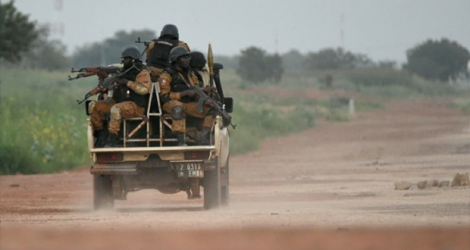 Des soldats burkinabè en patrouille prés de Ouagadougou en septembre 2015. afp.com - SIA KAMBOU