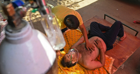 Un homme respire de l'oxygène en Inde. Crédit : SAJJAD HUSSAIN / AFP