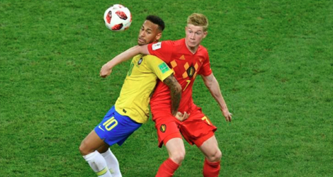 L'attaquant du Brésil Neymar (gauche) face au milieu de terrain de la Belgique Kevin De Bruyne, durant le match entre les deux nations lors du quart de finale du Mondial-2018 à Kazan le 6 juillet 2018. afp.com - SAEED KHAN