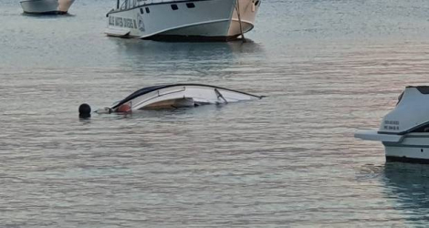 Un bateau a coulé dimanche à Trou-aux-Biches et son propriétaire n’a rien pu faire.