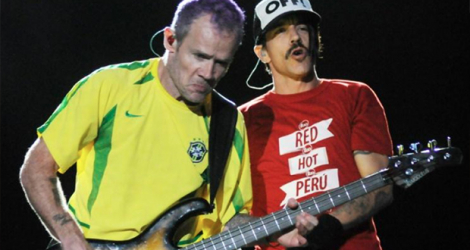 Flea (à gauche) et Anthony Kiedis en concert à Rio en septembre 2011. afp.com - ANDRE DURAO
