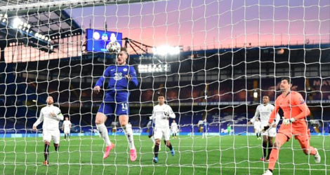 L'attaquant allemand de Chelsea, Timo Werner, marque de la tête lors de la demi-finale retour de la Ligue des champions contre le Real Madrid, à Londres, le 5 mai 2021. afp.com - Glyn KIRK