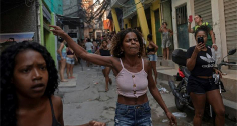 Des habitants de la favela de Jacarezinho protestent après une sanglante opération antidrogue, le 6 mai 2021. à Rio de Janeiro, au Brésil afp.com - MAURO PIMENTEL