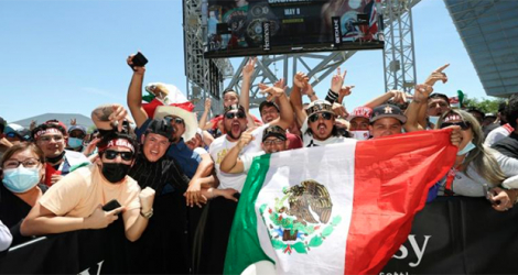 Des supporters mexicains euphoriques en marge de la pesée de Canelo Alvarez et Billy Joe Saunders au AT&T Stadium d'Arlington, le 7 mai 2021, à la veille de leur combat. afp.com - AL BELLO