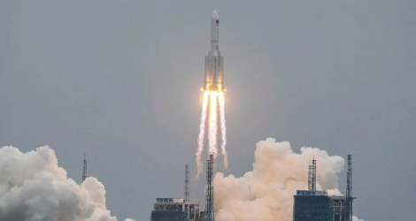 La fusée Long March 5B, transportant le module central de la station spatiale chinoise Tianhe, décollant du centre de lancement spatial de Wenchang dans la province de Hainan, dans le sud de la Chine, le 29 avril 2021. AFP - STR