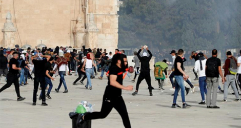 Des heurts éclatent entre Palestiniens et police israélienne aux abords de la mosquée al-Aqsa, le 10 mai 2021, jour de la célébration selon le calendrier hébraïque de la Journée de Jérusalem. afp.com - Ahmad GHARABLI
