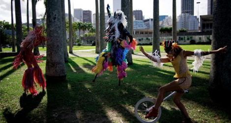 Raquel Poti (G) danse sur des échasses avec ses collègues du collectif des Géants Rêveurs à Rio de Janeiro, Brésil, le 30 avril 2021. afp.com - Carl DE SOUZA