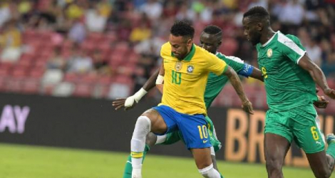 (Photo d'illustration) Le Brésilien Neymar et le Sénégalais Salif Sane lors du match de football international amical entre le Brésil et le Sénégal au stade national de Singapour le 10 octobre 2019.