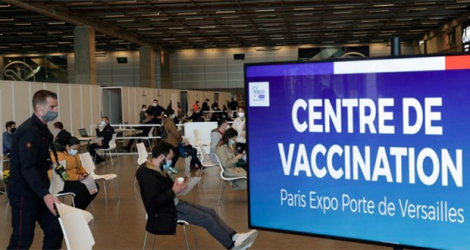 Des personnes attendent pour être vaccinées le 15 mai 2021 au centre de vaccination de la Porte de Versailles à Paris. afp.com - GEOFFROY VAN DER HASSELT