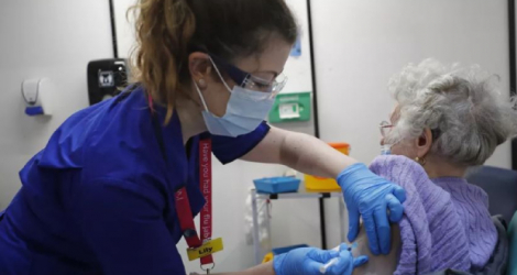 Une Britannique reçoit une dose du vaccin des laboratoires Pfizer/BioNTech, le 8 décembre 2020, au Guy's Hospital de Londres. (FRANK AUGSTEIN / AFP)
