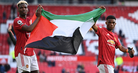 Pogba et Diallo ont fait un tour du terrain, tenant chacun un coin supérieur du drapeau et applaudissant vers les tribunes.