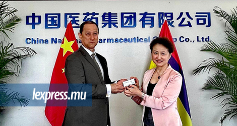 La Vice-présidente de Sinopharm Ms. Shi Shengyi et Alain Wong, ambassadeur de Maurice en Chine.