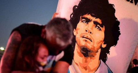 Maradona, qui souffrait de problèmes aux reins, au foie et au cœur, est mort d'une crise cardiaque le 25 novembre 2020.