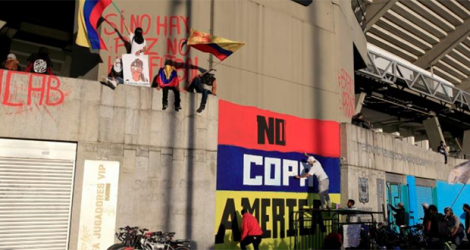 Des graffitis «Copa América non» et «Pas de paix, pas de football» sur le mur d'un stade de Bogota le 19 mai 2021 afp.com - DANIEL MUNOZ