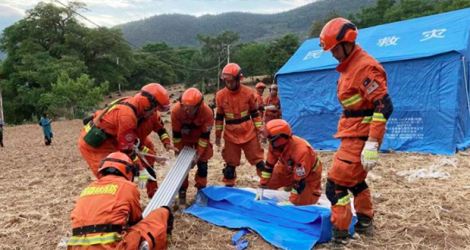 Des pompiers installent des tentes temporaires pour les personnes évacuées suite au tremblement de terre dans la préfecture de Dali dans la province du Yunnan le 22 mai 2021. afp.com - STR