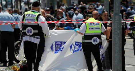Des forces de sécurité israéliennes sur le site d'une attaque au couteau, l'assaillant a été abattu, le 24 mai 2021 à Jérusalem. afp.com - Ahmad GHARABLI