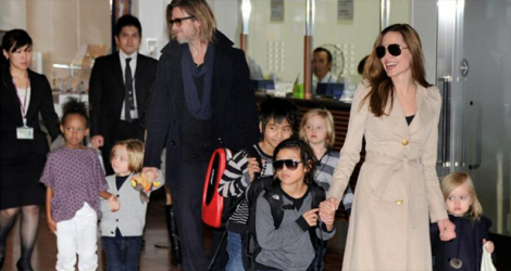Angelina Jolie, Brad Pitt et leurs six enfants à leur arrivée à l'aéroport de Tokyo en novembre 2011. afp.com - TORU YAMANAKA