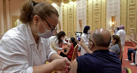 Des employés du secteur du tourisme reçoivent une injection de vaccin Pfizer-BioNTech contre le Covid-19, le 4 juin 2021 à Tunis.