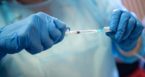 Un médecin prépare une seringue avec une dose du vaccin Spoutnik V contre le coronavirus COVID-19 à Bratislava, en Slovaquie, le 7 juin 2021. VLADIMIR SIMICEK / AFP
