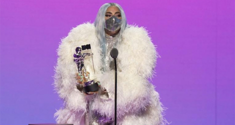 Lady Gaga reçoit la récompense d'artiste de l'année lors de la cérémonie des MTV VMAs, en août 2020, à New York.