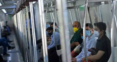 Des usagers dans le métro de nouveau en fonctionnement à 50% de sa capacité, le 7 juin 2021 à New Delhi, en Inde ( AFP / Money SHARMA )