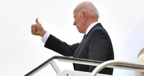 Le président américain Joe Biden embarque à bord d'Air Force One à Tulsa, dans l'Oklahoma.