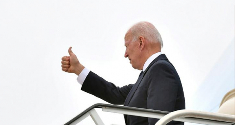 Le président américain Joe Biden embarque à bord d'Air Force One à Tulsa, dans l'Oklahoma, le 1er juin 2021.