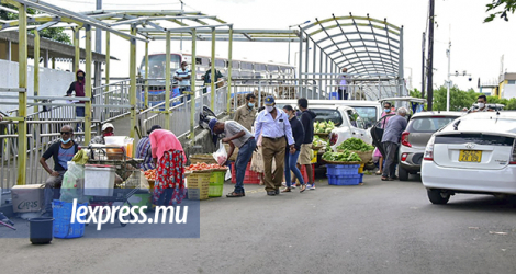 Des marchands ont choisi d’opérer dans l’illégalité en attendant que les autorités leur donnent l’autorisation de travailler de nouveau au marché de Flacq.