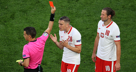 Grzegorz Krychowiak a reçu un second carton jaune après un contact avec le milieu slovaque Jakub Hromada alors que les deux équipes étaient à égalité 1-1.